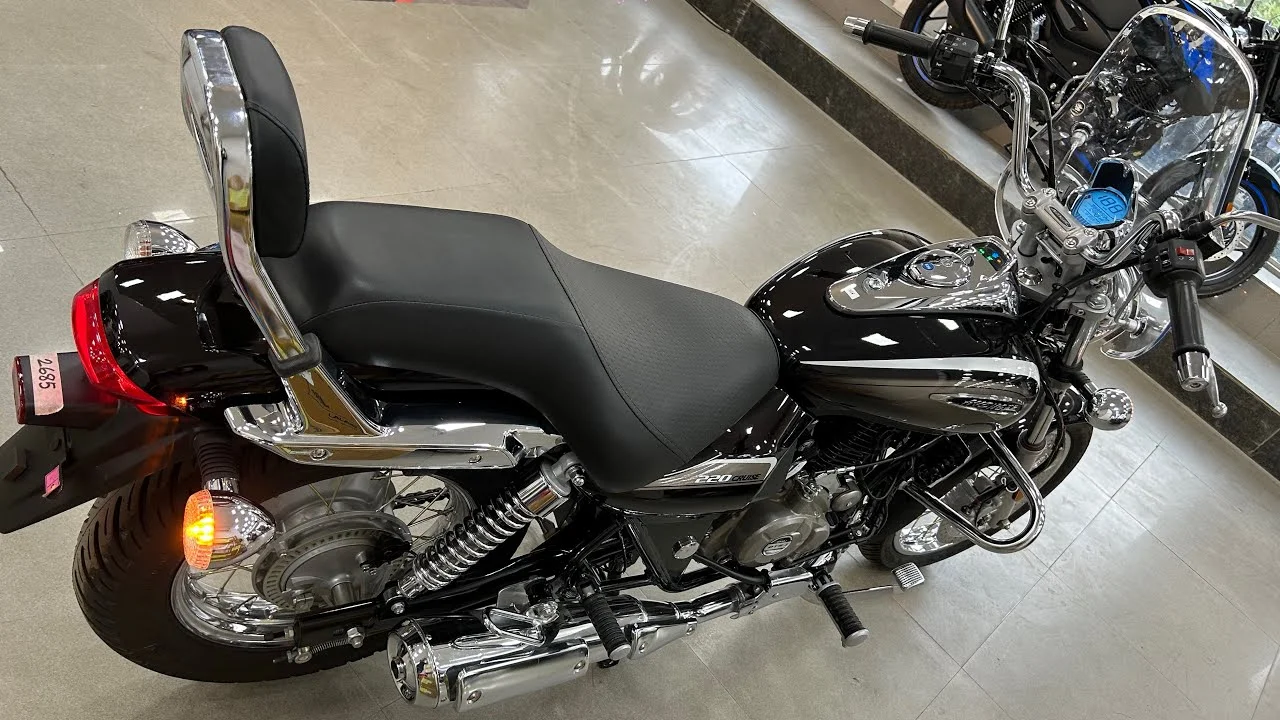Bajaj Avenger 220 Street Launched: नए अलॉय व्हील्स और धांसू लुक के साथ चुपके से लॉन्च हुई नई एवेंजर, कीमत चौंका देगी!